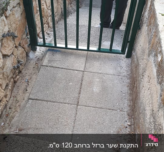 שער מתכת ירוק על גרם מדרגות אבן